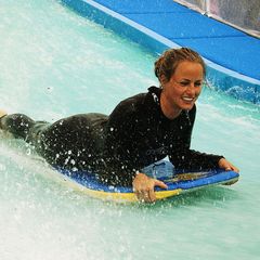 Die 6x14 m große Wellen-Surfanlage steht Profis auf dem Surfbrett oder Anfängern auf dem Bodyboard zur Verfügung